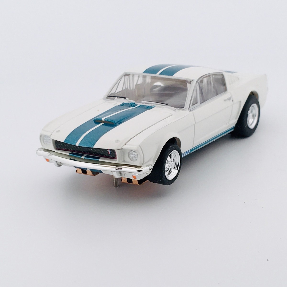 AFX Ford Mustang Shelby GT350, White / Blue, Chrome Wheels
