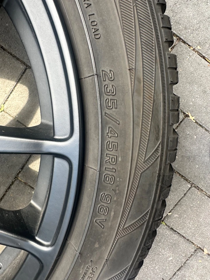 komplett Winterräder Alutec, Schwarz, 235/45R18 XL 98V TL HS01 - Bild 3 von 4