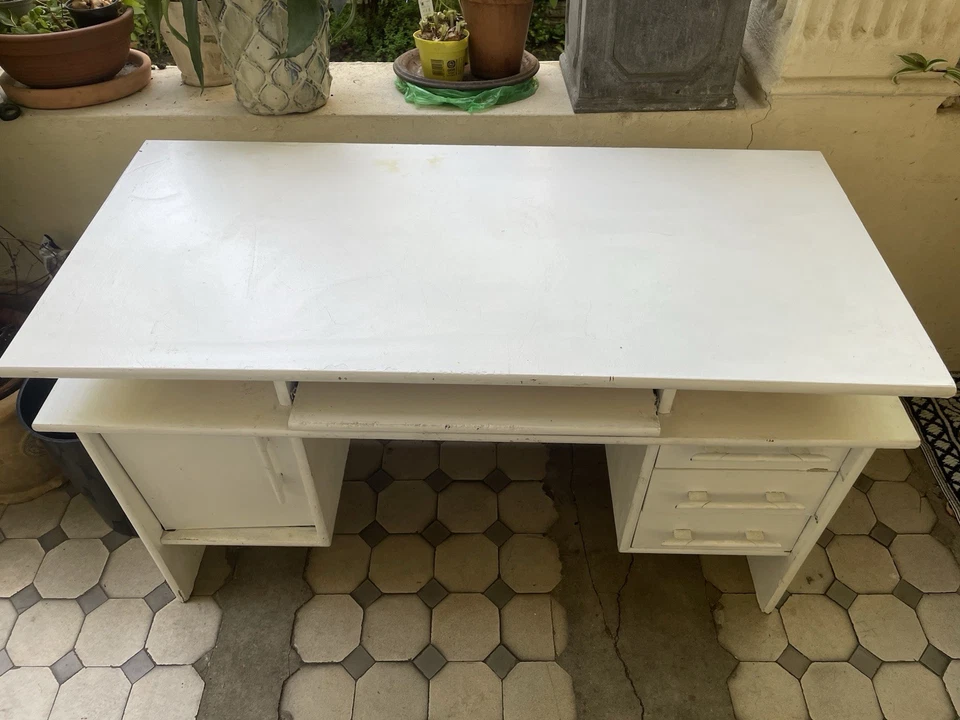 Antiquarischer Holzschreibtisch mit Schubladen und und viel Stauraum.