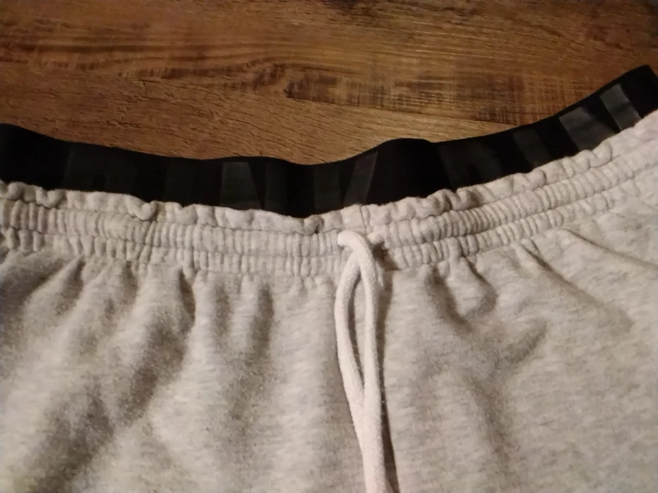 Pantalón Corto Rosa Sudadera Con Banda Negra Cintura Dobladillo Enrollado Gris Y Negro Talla M Foto 2 de 4