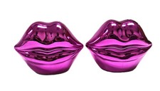 NEW METALLIC CERAMIC BRIGHT PINK FUCHSIA 3D LIP SHAPE SALT PEPPER SHAKER +BOX