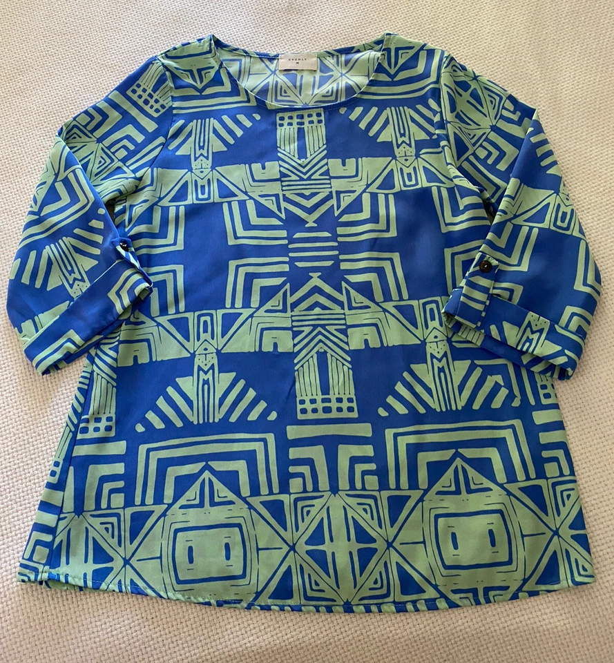 Top Everly para mujer mediano Y2K azul verde azteca geométrico manga 3/4 lengüeta enrollada Foto 3 de 4