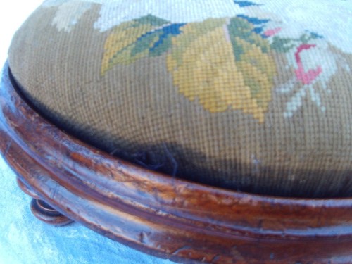NA489 C. 1900 LATE VICTORIAN OR EDWARDIAN TAPESTRY FOOTSTOOL WITH RAISED FEET - Picture 12 of 20