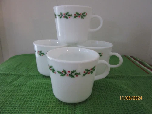 Vintage Christmas Corning Corelle  Holly Days Mugs Cups Set Of 4