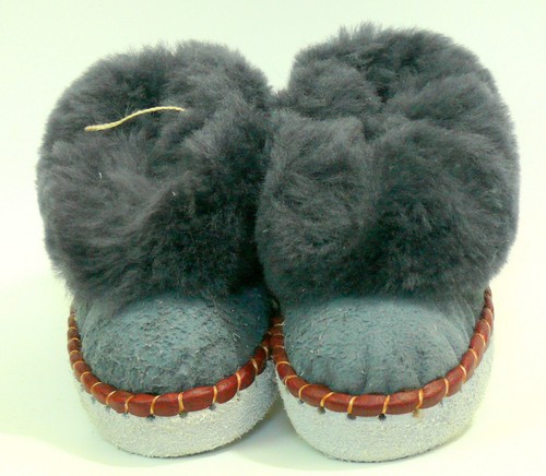 MÄDCHEN/JUNGEN LAMMFELL HAUSSCHUHE LEDER HANDARBEIT HANDBESTICKT GR. 12,5;2;2,5 - Bild 27 von 36