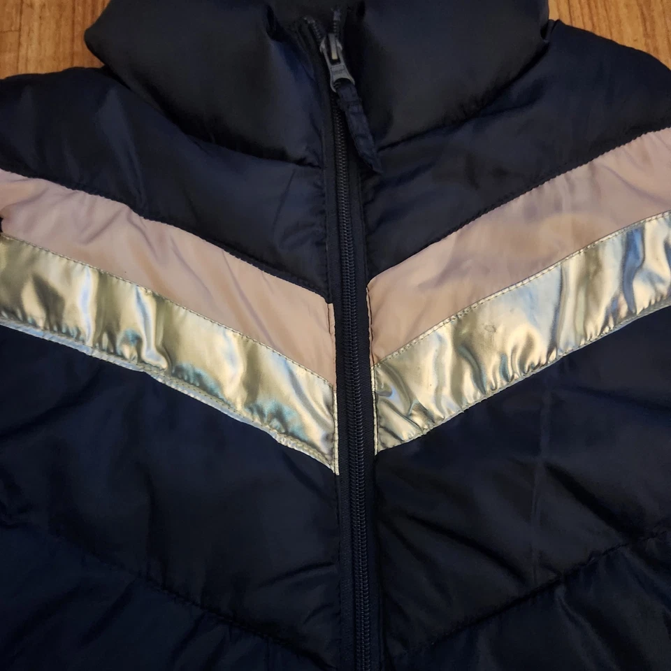 Chaleco acolchado azul marino con rayas Chevron plateadas y blancas grande para mujer Foto 3 de 4