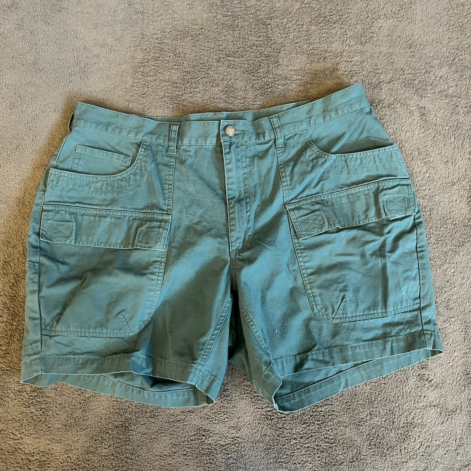 REI Muted Green Vintage Outdoor Flapped Cargo Pockets Hiking Shorts Men's Sz 40