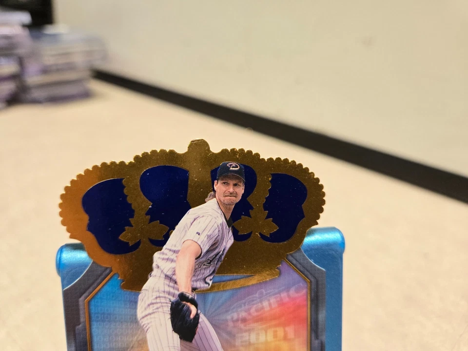 Pacific Die Cut Randy Johnson 2000/100 tiene algo de desgaste Foto 2 de 4