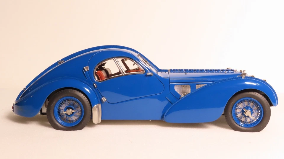 CMC 1938 Bugatti 57 SC Atlantic Cupé Azul Escala 1:18 Inventario # 3523 Foto 4 de 4