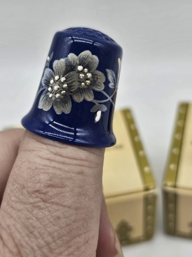 HEIRLOOM EDITIONS THIMBLES (SET OF 2) COBALT BLUE 1983 FLOWER DESIGN AND STEIN - Picture 2 of 11