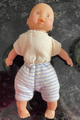 Vintage Neuheit Vinyl Baby Junge Puppe mit bekleidetem weichem Körper ca. 6" LESEN - Bild 9 von 24