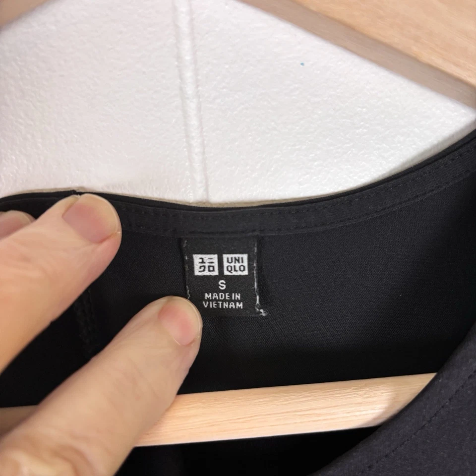 Vestido midi Uniqlo pequeño negro sin mangas línea A con elástico clásico Foto 3 de 4