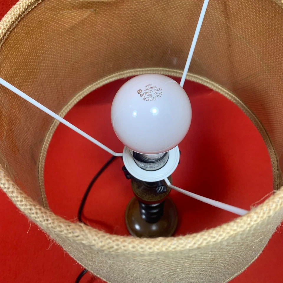 Lámpara de mesa de madera moderna vintage de mediados de siglo con base de husillo torneado pantalla de arpillera boho Foto 4 de 4