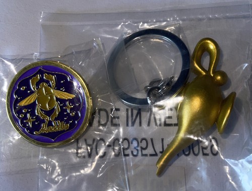 Disney Treasures Aladdin Genie Gold Lampe Schlüsselanhänger und NEU und Anstecknadel - Bild 1 von 4
