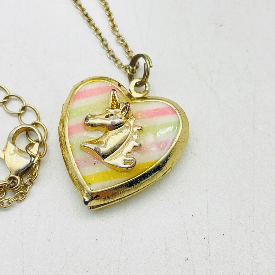 Collar Medallón Corazón Firmado CLAIRES con Tono Dorado Unicornio Foto 3 de 4