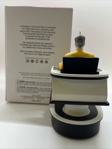 2024 Hallmark Keepsake Star Trek Strange New Worlds Capitán Christopher Pike NUEVO - Imagen 2 de 3