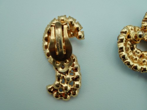 All Signed Schiaparelli Vintage Brooch Earrings in Royal Blue and Gold - Picture 17 of 18