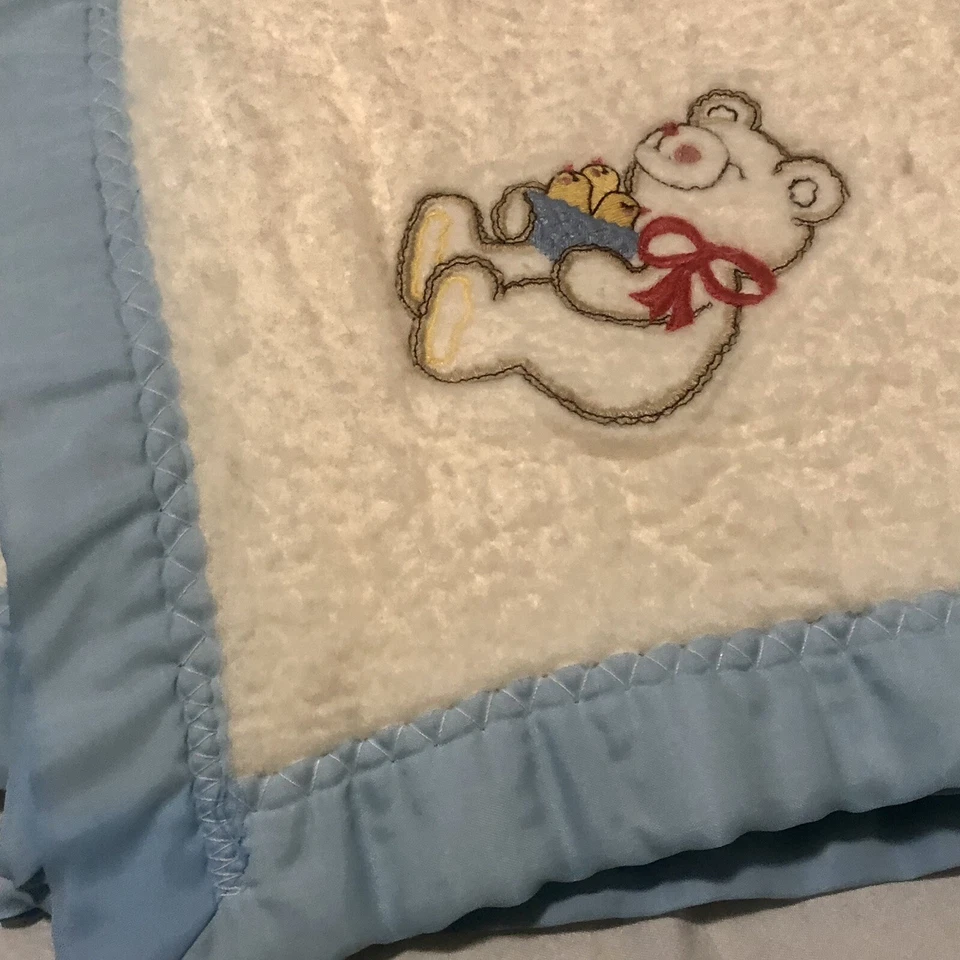 Manta bebé Gerber Always vintage borde satinado bordado oso 36" x 45" EE. UU. Foto 3 de 4