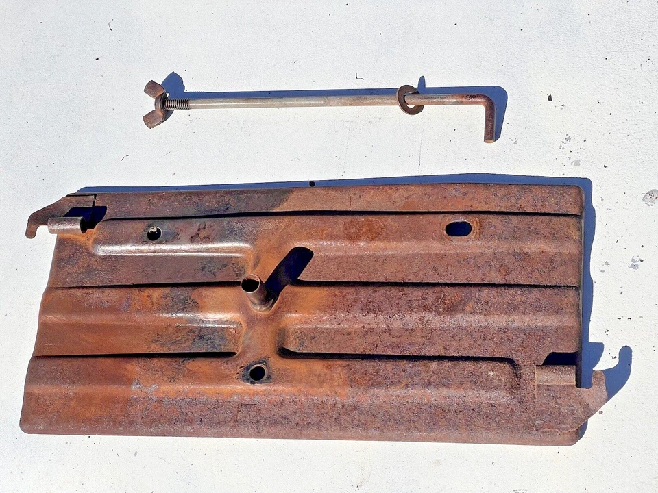 1957 CADILLAC BANDEJA DE BATERIA USADA ORIGINAL COM PARAFUSO DE AMARRAÇÃO 57. - Imagem 2 de 4