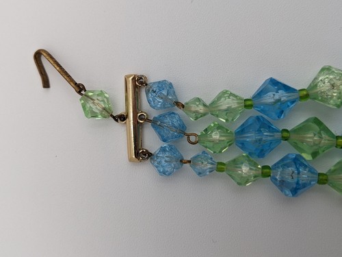 Collar vintage geométrico de cuentas facetadas de lucita de 3 hilos Alemania azul verde - Imagen 10 de 13