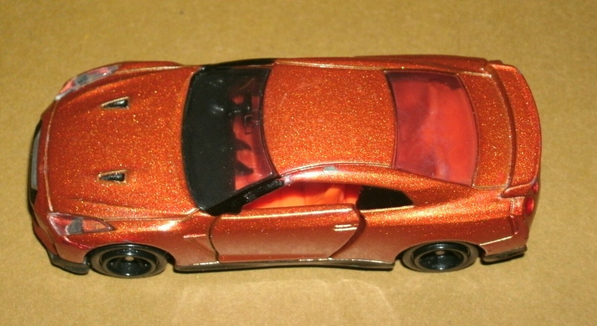 1/62 Scale 2016 Nissan GT-R R35 Diecast Model Car - Tomy