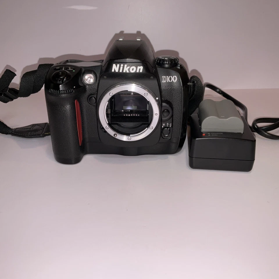 Cámara Nikon D100 SLR con correa original y cargador de batería Dos baterías Foto 4 de 4