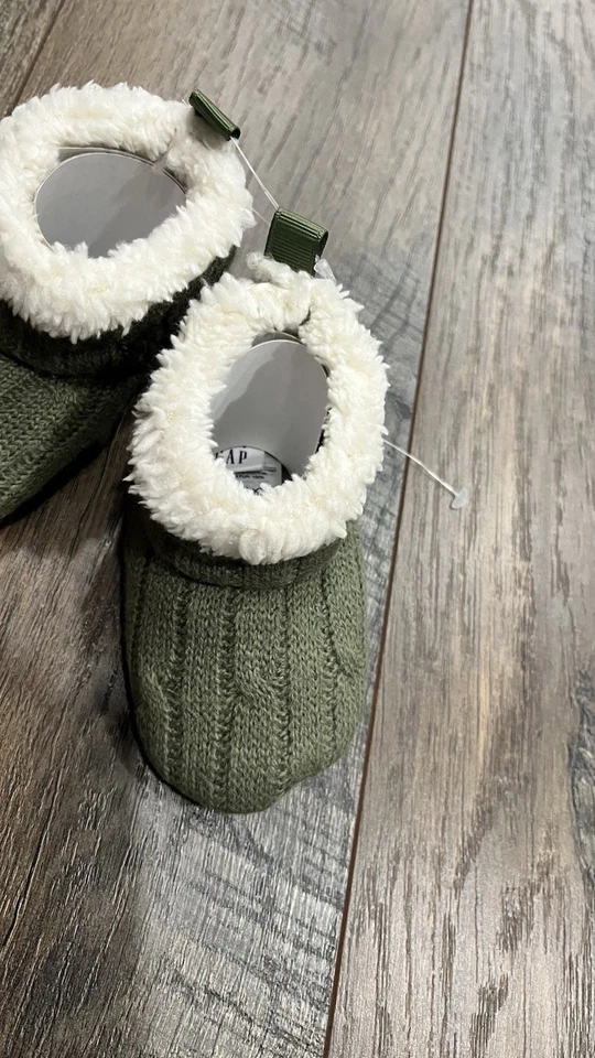 Baby Gap CashSoft Cozy Sweater Booties, Malha Verde, Tamanho 2 (3-6 Meses), NOVO - Imagem 3 de 4
