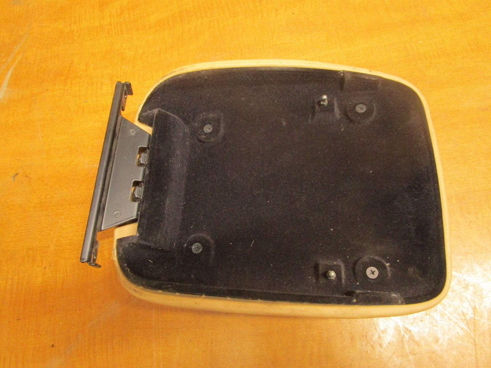 Maserati  4200 - Center Console Cover / Lid - Beige - P/N 66772800