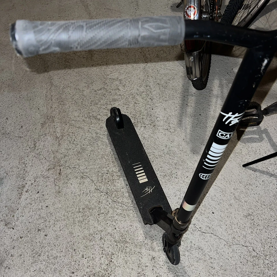 Lucky Scooter - TFOX (Tanner Fox) Firma Analógica Foto 2 de 4