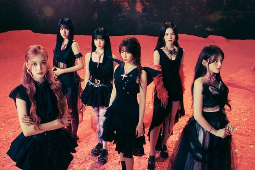 STAYC 1st Album Metamorphic Random Ver. CD+P.Book+P.Card+Fragrance+Sticker+Gift - Imagen 7 de 7