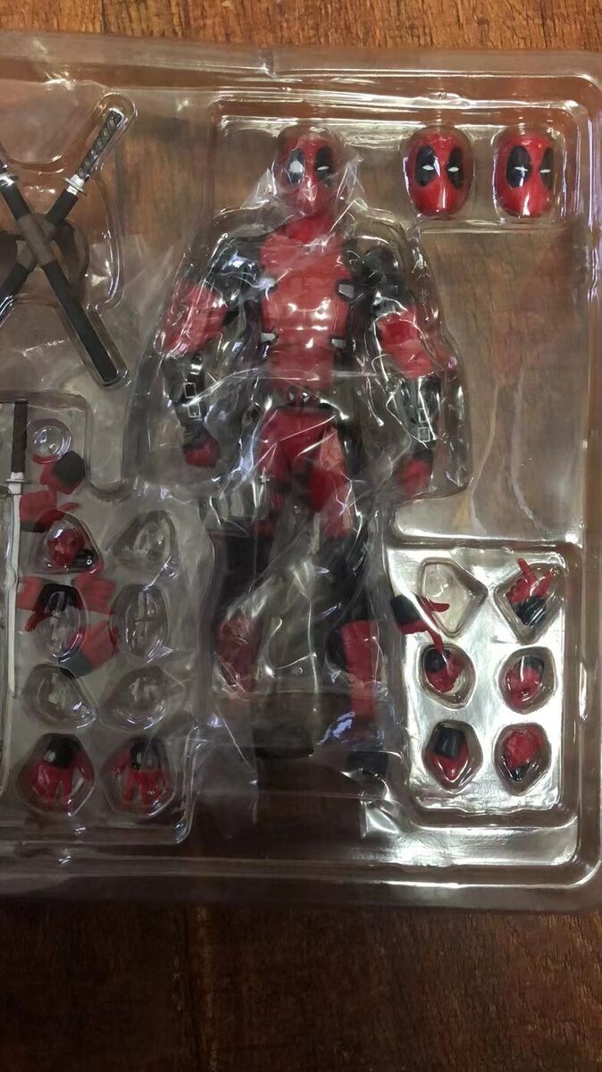 Mafex No. 082 Deadpool Gurihiru Art Ver. PVC Action Figure Mafex No. 082 Deadpool Gurihiru Art Ver. PVC Action Figure