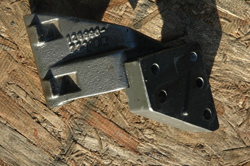 YANMAR 3YM30 MARINE DIESEL ENGINE LOWER ALTERNATOR BRACKET OEM - Picture 5 of 6