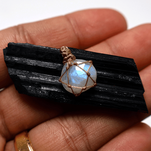 Colgante de cristal micro macramé piedra lunar arco iris natural anudado a mano para collar - Imagen 9 de 10