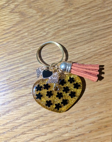 Gold Love Heart Resin Keychain - Picture 6 of 6