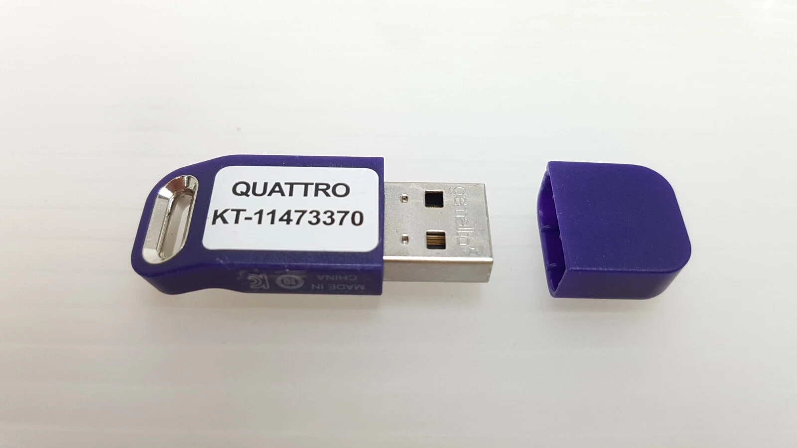 Quattro KT-11473370 USB key uncapped, Gemalto USB-A plug and cap beside it