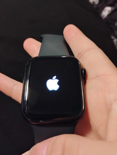 Apple Watch Series SE, 40mm Black Aluminium, Black, Sport Band - Photo 6 sur 8
