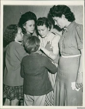 1939 Photo Marie Rogers Comforted By Sister Children Cleveland Court Crime 7X9