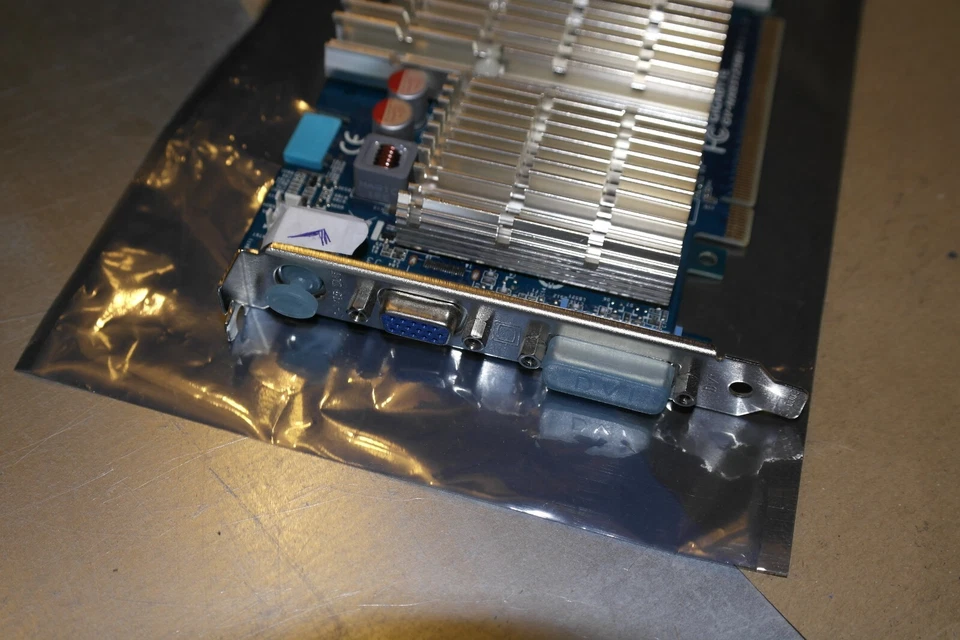 Gigabyte GV-NX85T256H NVIDIA GeForce 8500 GT 256 MB VGA / DVI / S-VIDEO x16 PCIe - Image 2 of 3