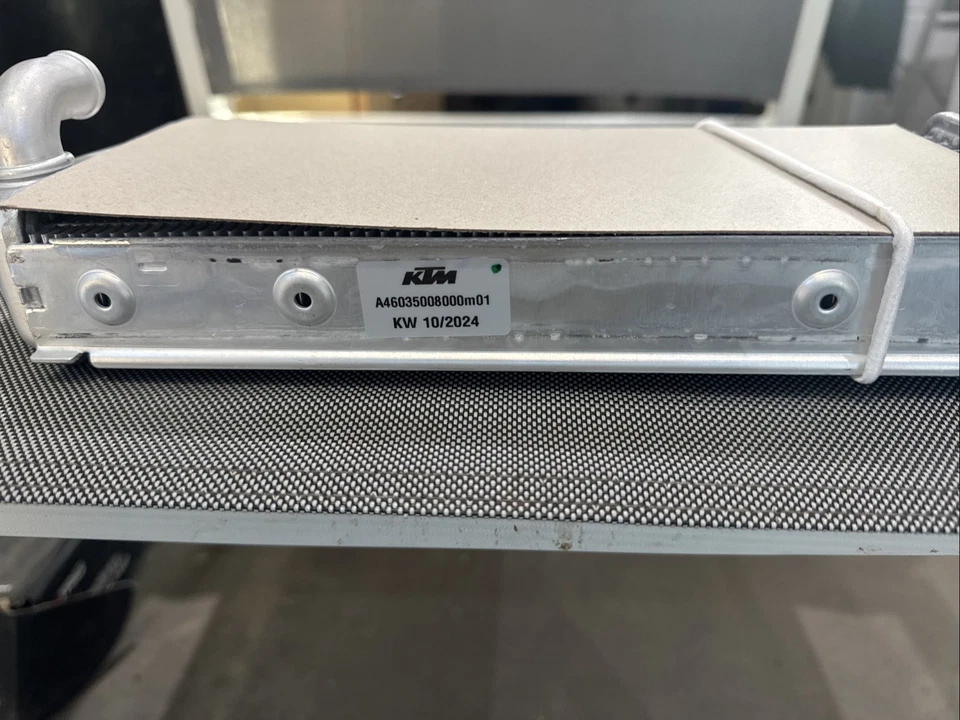 Radiador KTM A46035008000 2023-2025 SXF 250 350 450 NUEVO GENUINO - Imagen 3 de 4
