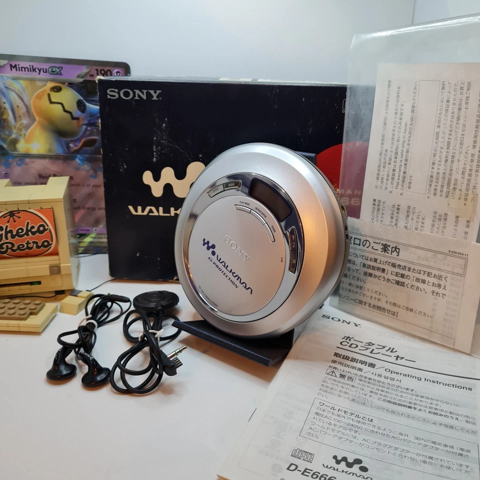 Sony Walkman D-E666 CD Player - Original Remote and Earphones