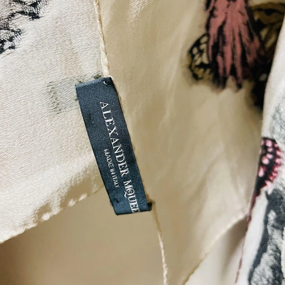 Auténtico Alexander McQueen Bufanda Grande Mantón Seda Con Calavera Pájaro Mariposa Foto 4 de 4