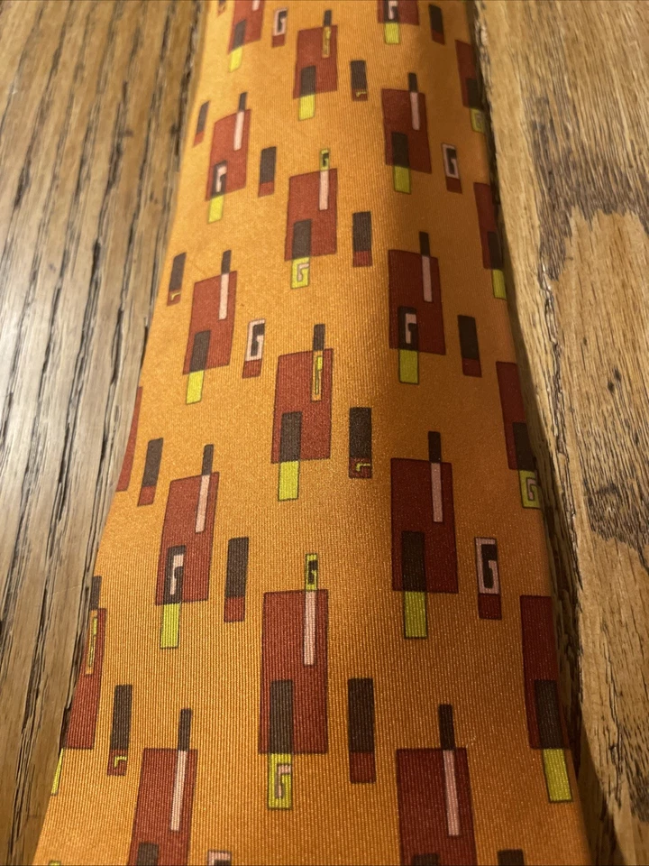 Corbata de seda vintage usada en excelente estado Gucci geométrica arte pop logotipo G hecha en Italia Foto 3 de 4