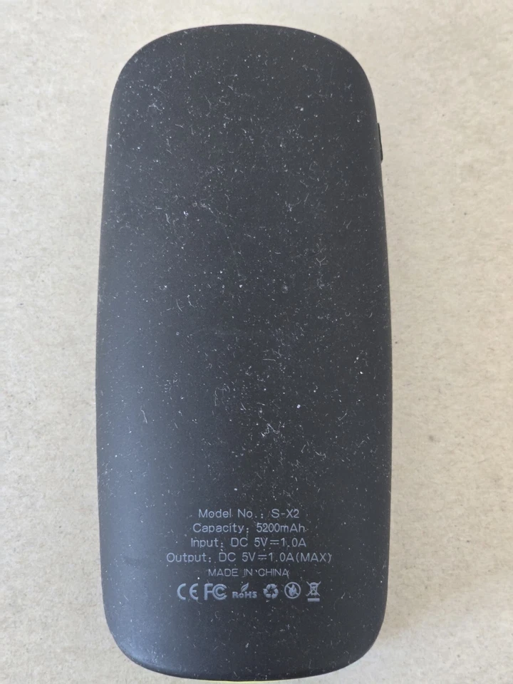 Cargador de batería portátil de goma OMAKER 5200mAh con linterna negro y amarillo Foto 4 de 4