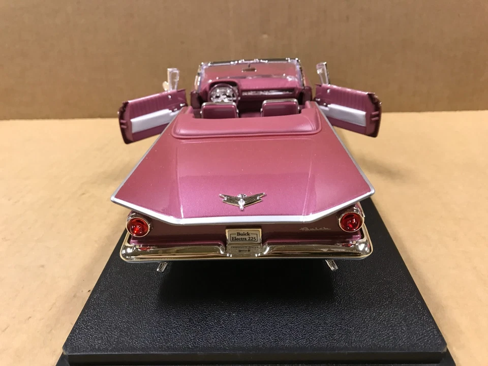 Road Signature 1959 Buick Electra 225 Deluxe Edition 1:18 Scale Die Cast Car - Image 3 of 4
