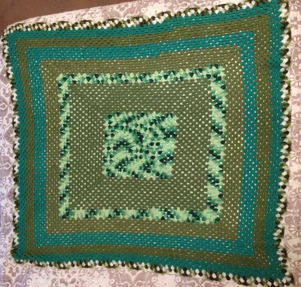 Manta afgana hecha a mano de 48"x52" de ganchillo verde Foto 4 de 4