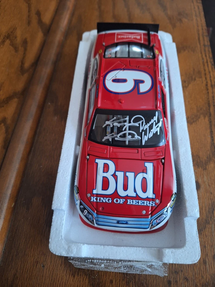 Kasey Kahne Budweiser Waltrip 2010 retro Ford 1/24 Lionel ARC 2X autografiado Foto 3 de 4