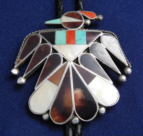 ZUNI STERLING MULTI STONE Inlay HANDMADE Vintage THUNDERBIRD BOLO TIE Estate - Afbeelding 1 van 3