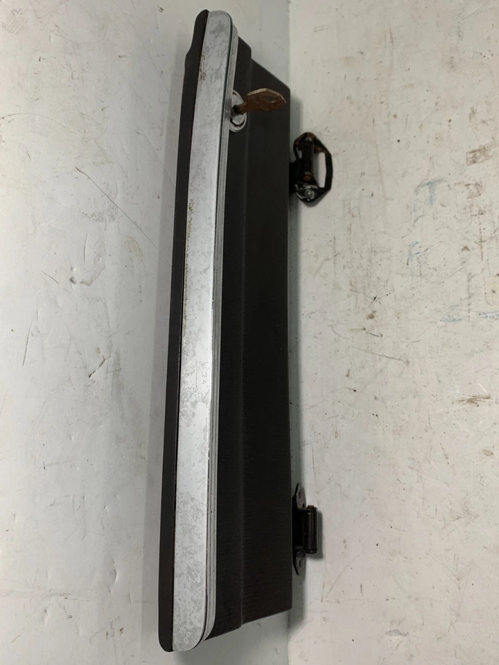 1965 - 1969 梅赛德斯 200 200D 手套盒门带铰链深棕色带钥匙原始设备制造商 — 第 3/4 张图片