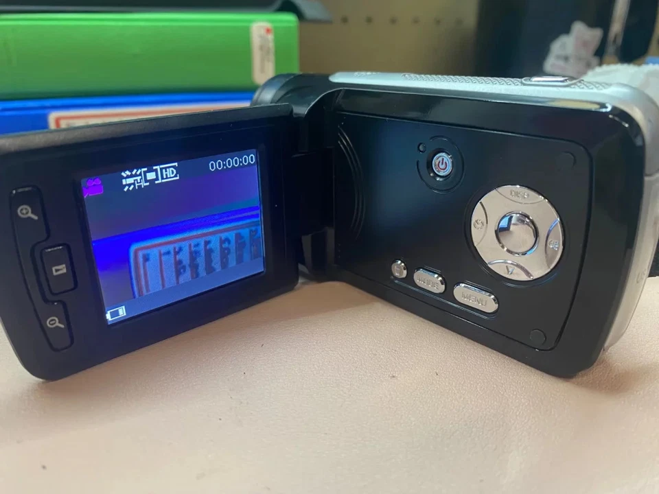 Bell Howell DV200HD Camcorder - Powers On, For Parts/Repair, No SD/Charger - Image 2 of 3