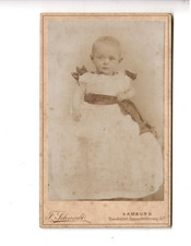 7487- CDV * Kleines Kind in weißem Kleid * Hamburg um 1900